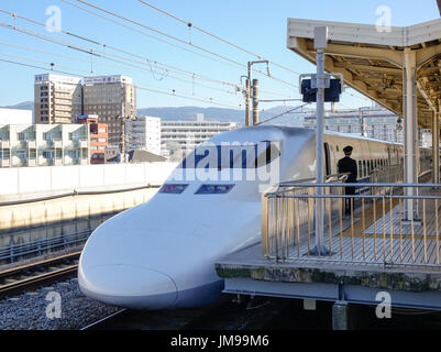Tokyo, Japon - Jan 1, 2016. Un train Shinkansen à la gare JR de Tokyo, Japon. Banque D'Images