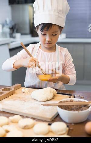 Happy little girl baking chinois à la maison Banque D'Images