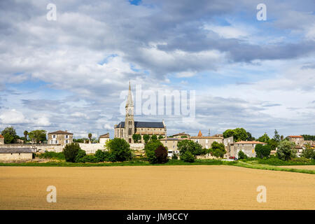 Vue vers l'église de St Saturnin, Beguey et Cadillac, communes dans le département de la Gironde et Nouvelle-Aquitaine, le sud-ouest de la France, à travers champs Banque D'Images