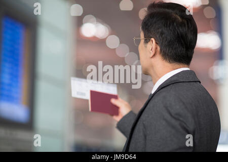 Chinois avec passeport et billet d'avion Banque D'Images