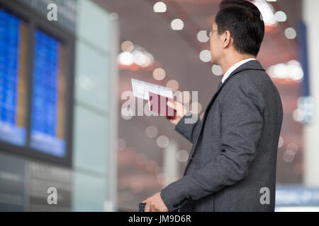 Chinois avec passeport et billet d'avion Banque D'Images