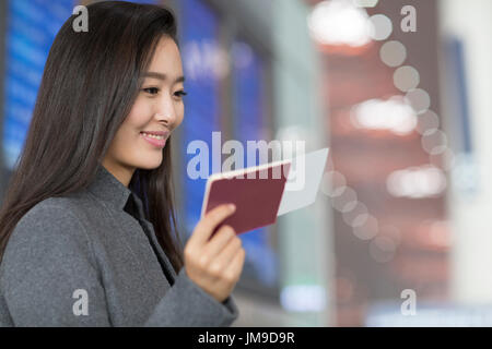 Young avec billet et passeport à l'aéroport. Banque D'Images