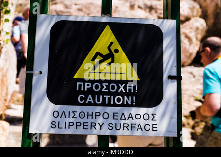 Panneau d'avertissement de surface glissante sur les étapes menant à l'Acropole Athènes Grèce Banque D'Images