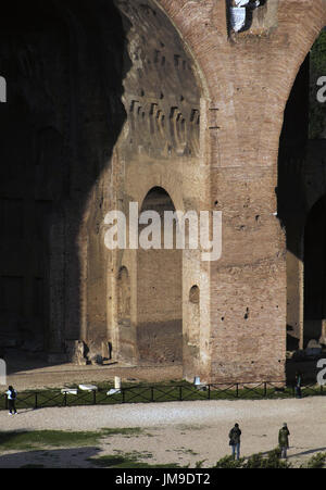 L'Italie. Rome. Basilique de Maxentus et Constantin, 308-312. Ruines. Forum romain. Banque D'Images