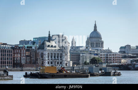 La Cathédrale St Paul avec péniche sur la Tamise Londres Banque D'Images