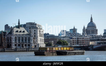 Péniche sur la Tamise à Londres, en face de la Cathédrale St Paul Banque D'Images