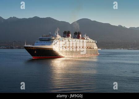 Le géant Disney Cruise Ship, Disney Wonder, entre dans le port de Vancouver au lever du soleil. Banque D'Images