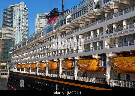 Le géant Disney Cruise Ship, Disney Wonder, entre dans le port de Vancouver au lever du soleil. Banque D'Images