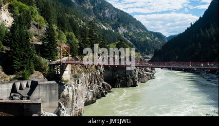 Pont Rouge reliant deux canyons à Hell's Gate, en Colombie-Britannique sur une journée ensoleillée Banque D'Images