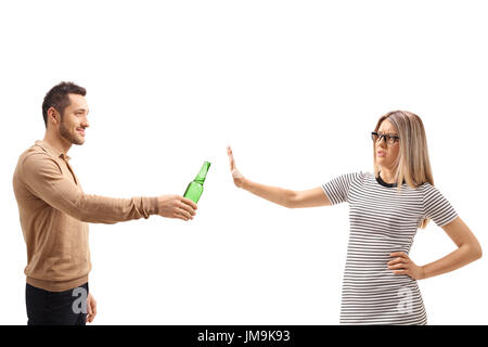 Jeune femme refusant une bouteille de bière isolé sur fond blanc Banque D'Images