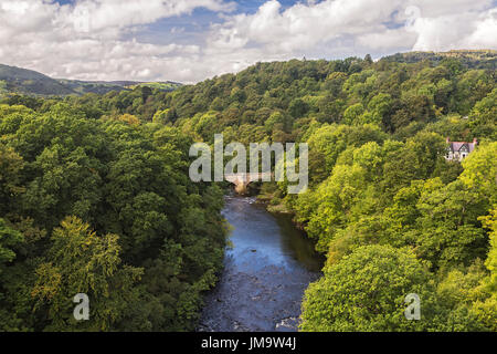 Vue vers l'ouest à partir de l'aqueduc de Pont-Cysyllte plus de forêts denses le long des rives de la rivière Dee dans la vallée de Llangollen North Wales UK Banque D'Images