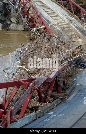 Historic pont suspendu au-dessus de la rivière Taieri, Sutton, Otago, île du Sud, Nouvelle-Zélande (détruit en 2017) Inondations Banque D'Images