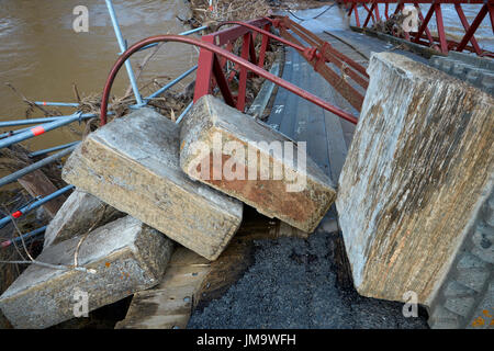 Historic pont suspendu au-dessus de la rivière Taieri, Sutton, Otago, île du Sud, Nouvelle-Zélande (détruit en 2017) Inondations Banque D'Images