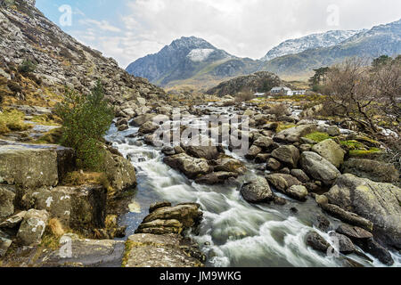 Le début d'Afon (rivière) à la sortie de l'Ogwen Llyn Ogwen Tryfan avec en arrière-plan la montagne du nord du Pays de Galles Snowdonia UK Mars 3859 Banque D'Images