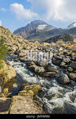 Le début d'Afon (rivière) à la sortie de l'Ogwen Llyn Ogwen Tryfan avec en arrière-plan la montagne du nord du Pays de Galles Snowdonia UK Mars 3872 Banque D'Images