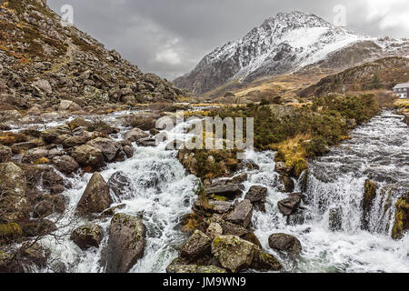 Le début d'Afon (rivière) à la sortie de l'Ogwen Llyn Ogwen Tryfan avec en arrière-plan la montagne du nord du Pays de Galles Snowdonia UK mars 58360 Banque D'Images