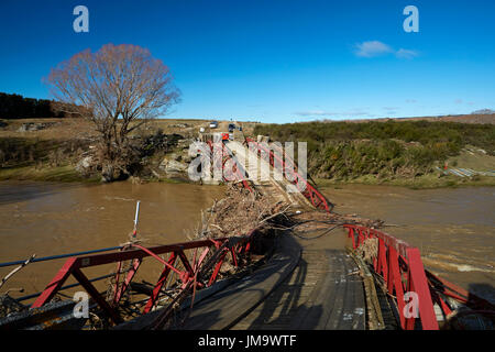 Historic pont suspendu au-dessus de la rivière Taieri, Sutton, Otago, île du Sud, Nouvelle-Zélande (détruit en 2017) Inondations Banque D'Images