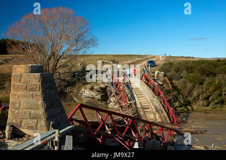 Historic pont suspendu au-dessus de la rivière Taieri, Sutton, Otago, île du Sud, Nouvelle-Zélande (détruit en 2017) Inondations Banque D'Images