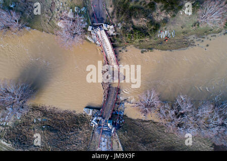 Historic pont suspendu au-dessus de la rivière Taieri, Sutton, Otago, île du Sud, Nouvelle-Zélande (détruit en 2017) inondations - Antenne de drone Banque D'Images