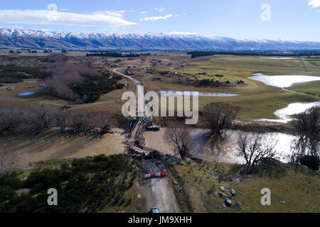 Historic pont suspendu au-dessus de la rivière Taieri, Sutton, Otago, île du Sud, Nouvelle-Zélande (détruit en 2017) inondations - Antenne de drone Banque D'Images