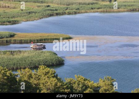 Bateau de plaisance sur le lac de Koycegiz, Turquie Banque D'Images