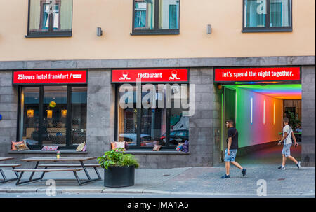 Scène de rue à l'avant de 25 hours hotel by Levi's, niddastrasse, Frankfurt am Main, Hesse, Allemagne Banque D'Images