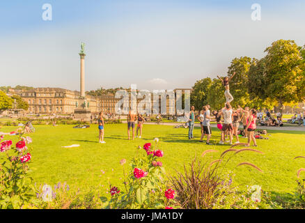 Groupe de jeunes gens qui font de la gymnastique dans le jardin devant le nouveau château (Neues Schloss), Stuttgart, baden-Württemberg, Allemagne Banque D'Images