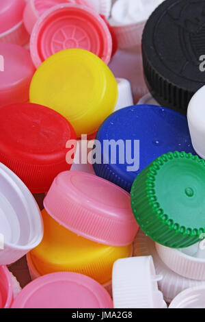 Collecter des bouchons de bouteille en plastique. Close-up shot de pile de bouchons de bouteilles en plastique recyclable sur fond blanc. Capsule de bouteille texture pattern comme arrière-plan. Banque D'Images