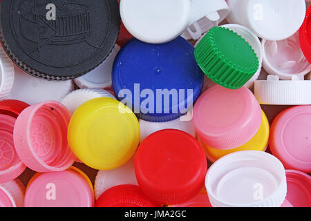 Collecter des bouchons de bouteille en plastique. Close-up shot de pile de bouchons de bouteilles en plastique recyclable sur fond blanc. Capsule de bouteille texture pattern comme arrière-plan. Banque D'Images