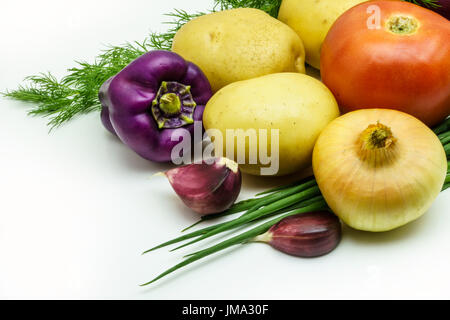 Assortiment de légumes crus frais isolé sur fond blanc. Sélection comprend des pommes de terre, tomates, oignons verts, le poivron, l'ail et l'aneth Banque D'Images