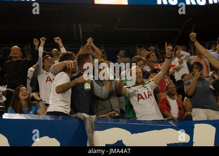Harrison, United States. Le 25 juillet, 2017. Spurs fans célèbrent objectif en clins d'Harry (pas sur la photo) lors de la Coupe des Champions international match entre Tottenham Hotspurs et que les Roms sur Red Bulls Arena Roma a gagné 3 - 2 Crédit : Lev Radin/Pacific Press/Alamy Live News Banque D'Images