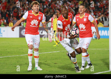 Bogota, Colombie. Le 25 juillet, 2017. Independiente Santa Fe de la Colombie et de l'Équateur en Fuerza Amarilla match pour la deuxième phase, 8 clés, de la CONMEBOL Copa Sudamericana 2017 joué à El Nemesio Camacho stade Campin à Bogota city Credit : Andres Moreno/Pacific Press/Alamy Live News Banque D'Images