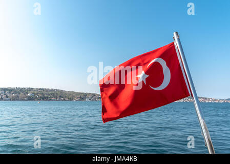Vue du Bosphore, côte et mer baie du ferry avec drapeau turc dans le vent, Beykoz à Istanbul, Turquie.Istanbul/Turquie - AVRIL 15,2017 Banque D'Images