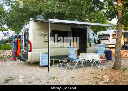 Split, CROATIE - le 24 juin 2017 : une remorque de camping dans un camp sur l'île de Krk Malinska, Croatie. Banque D'Images