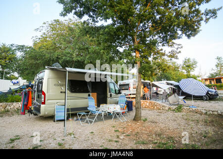 Split, CROATIE - le 24 juin 2017 : une remorque de camping dans un camp sur l'île de Krk Malinska, Croatie. Banque D'Images