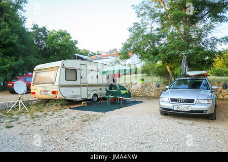 Split, CROATIE - le 24 juin 2017 : une remorque de camping dans un camp sur l'île de Krk Malinska, Croatie. Banque D'Images