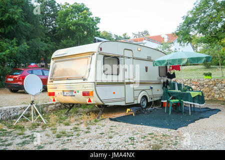 Split, CROATIE - le 24 juin 2017 : une remorque de camping dans un camp sur l'île de Krk Malinska, Croatie. Banque D'Images