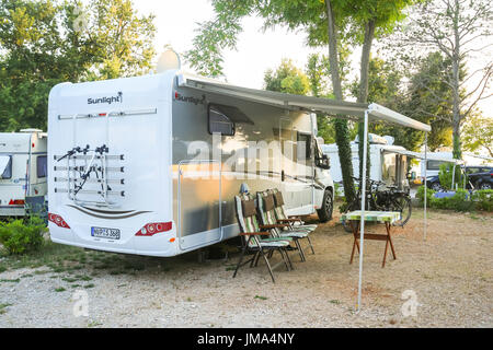 Split, CROATIE - le 24 juin 2017 : une remorque de camping dans un camp sur l'île de Krk Malinska, Croatie. Banque D'Images