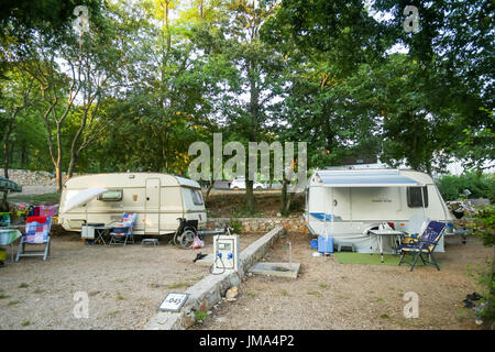 Split, CROATIE - le 24 juin 2017 : Le camping dans un camp sur l'île de Krk Malinska, Croatie. Banque D'Images