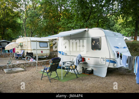 Split, CROATIE - le 24 juin 2017 : Le camping dans un camp sur l'île de Krk Malinska, Croatie. Banque D'Images