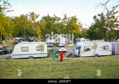 Split, CROATIE - le 24 juin 2017 : Le camping dans un camp sur l'île de Krk Malinska, Croatie. Banque D'Images