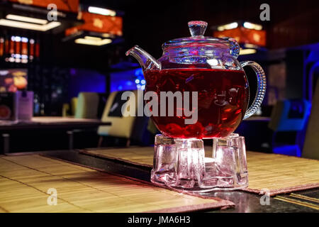 Libre de théière en verre avec plateau de fruits rouges à l'intérieur Banque D'Images