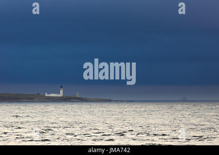 Traversée de la Pentland Firth entre Orkney et le nord de l'Écosse, temps changeant rapidement, phare d'observation sur l'île de stroma. Banque D'Images