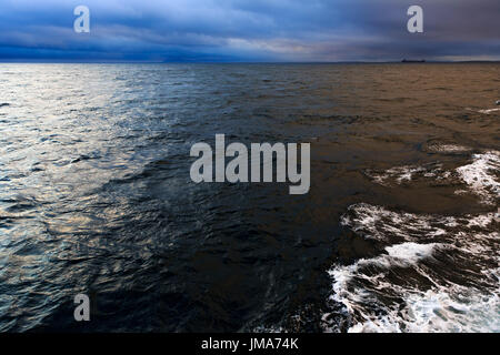 Traversée de l'estuaire de Pentland entre Orkney et le nord de l'Écosse, temps changeant rapidement avec des paysages naturels intéressants. Banque D'Images