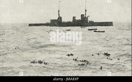 La marine britannique porter secours aux survivants du croiseur cuirassé allemand sms gneisenau Banque D'Images