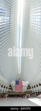 NEW YORK, USA - Mai 05, 2017 : personnes non identifiées à la recherche jusqu'à l'intérieur de Santiago Calatrava, Oculus New York, le centre de transports de la région de Lower Manhattan à New York Usa Banque D'Images