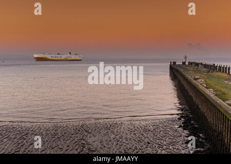 Grimaldi Lines navire logistique sur Bristol Channel vu de Portishead, North Somerset, Royaume-Uni Banque D'Images
