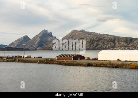 Vue depuis le port de Sandnessjoen sur l'île d'Alsten, comté de Nordland, Norvège Banque D'Images