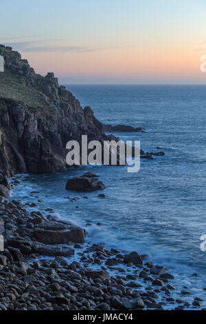 Plage de Porth Loe ci-dessous Gwennap Head à West Cornwall Banque D'Images