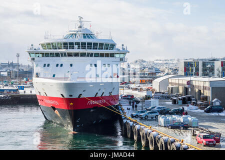 Bateau de croisière express côtier Hurtigruten, MS Finnmarken (2002), accosté à Trondheim, le comté de Sør-Trøndelag, Norvège. Banque D'Images